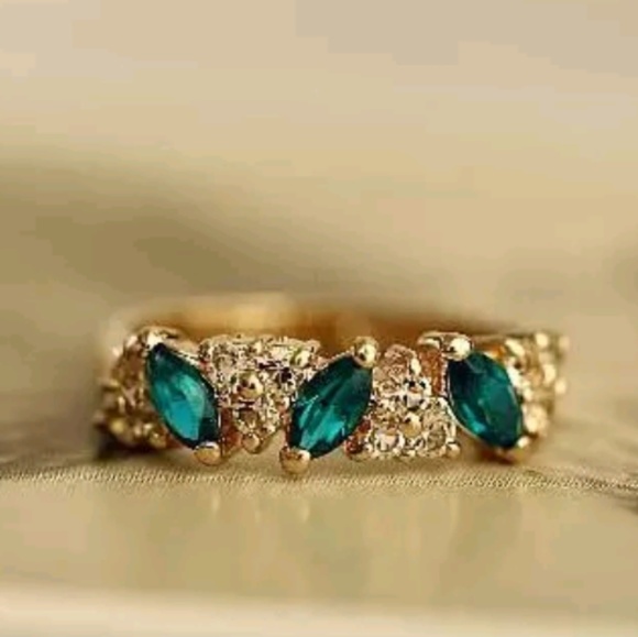 Last one! Vintage Fashion Emerald Crystal Ring 💚 - Picture 3 of 6